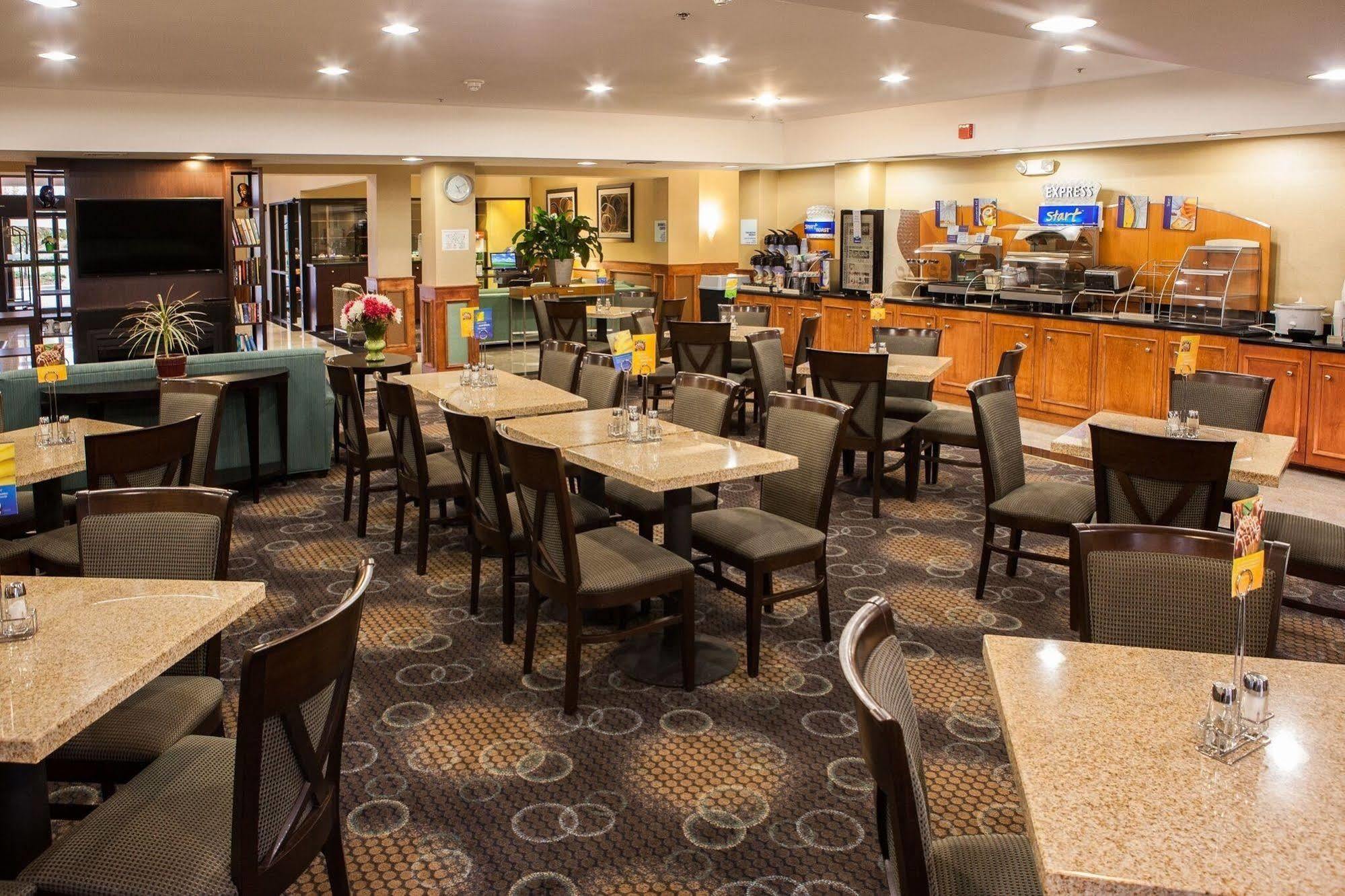 Holiday Inn Express Hotel & Suites Canton By Ihg Exteriör bild